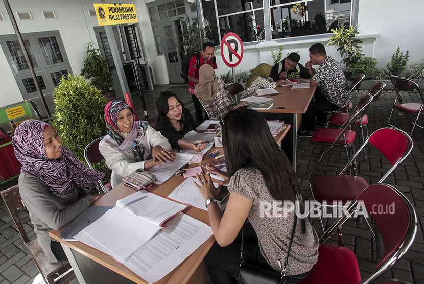 Warga mencari informasi tentang Penerimaan Peserta Didik Baru (PPDB) di Kantor Disdikpora Yogyakarta, Jumat (22/6). 