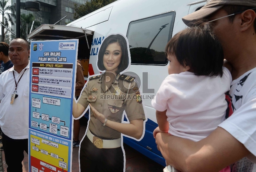  Warga mencari informasi tentang SIM Online saat Hari Bebas Kendaraan Bermotor (HBKB) di Bundaran HI, Jakarta, Ahad (4/10).  (Republika/Yasin Habibi)