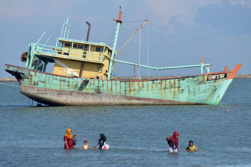 Ilustrasi kapal penangkap ikan ilegal.