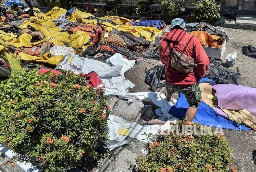 Warga mencari korban gempa dan tsunami yang tewas di RS Bhayangkara, Palu, Sulawesi Tengah, Ahad (30/9). 