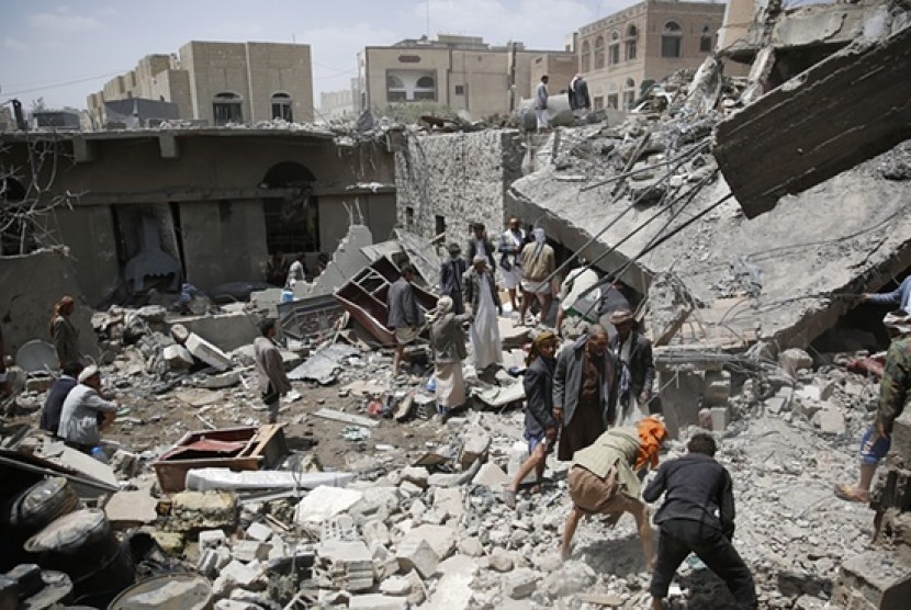 Warga mencari korban selamat di reruntuhan rumah di Sanaa, Yaman.