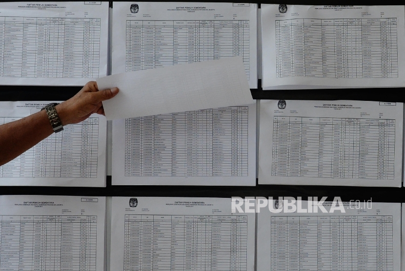 Ilustrasi warga mencari namanya di Daftar Pemilih Sementara (DPS). 