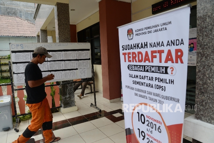Warga mencari namanya di Daftar Pemilih Sementara (DPS) Pemilihan Gubernur dan Wakil Gubernur DKI Jakarta Tahun 2017 di Kantor Kelurahan Kenari, Jakarta Pusat, Kamis (17/11).