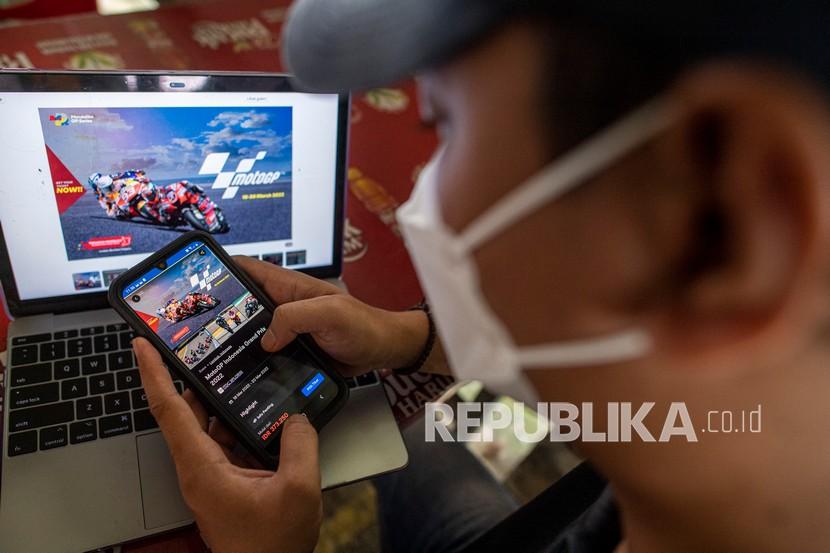 Warga mencari tiket MotoGP Indonesia Grand Prix 2022 melalui situs belanja dalam jaringan (online) - ilustrasi