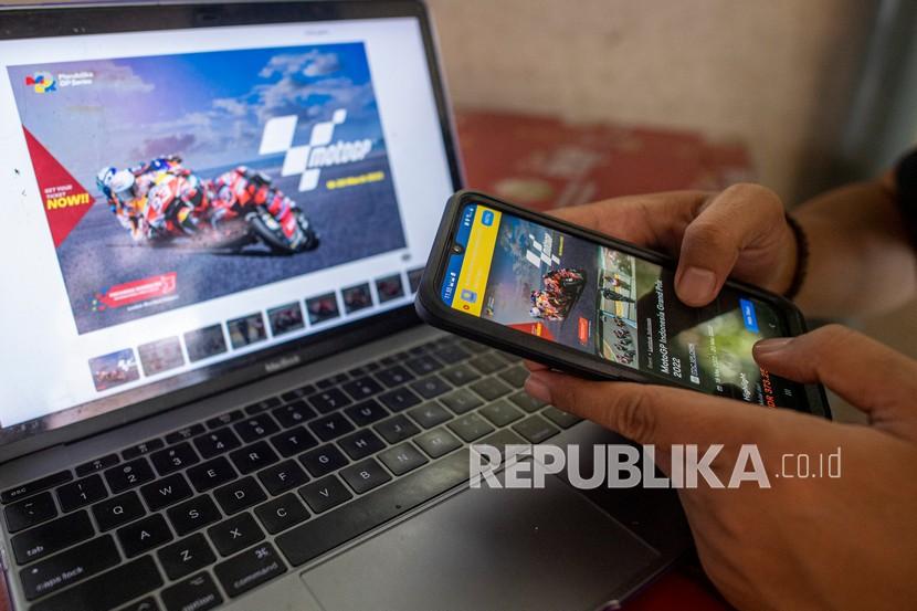 Warga mencari tiket MotoGP Indonesia Grand Prix 2022 (ilustrasi). Satpam diminta ikut mengamankan gelaran MotoGP.