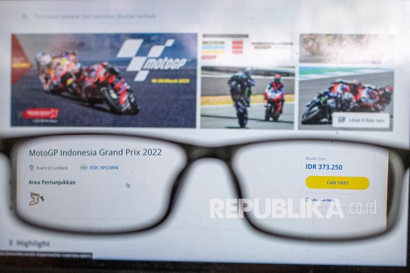 Warga mencari tiket MotoGP Indonesia Grand Prix 2022 Sirkuit Mandalika melalui situs belanja dalam jaringan (online)/ilustrasi.