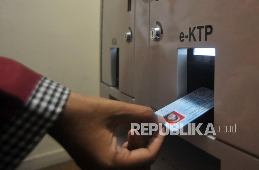 Warga mencetak KTP elektronik, di mesin Anjungan Dukcapil Mandiri (Ilustrasi).