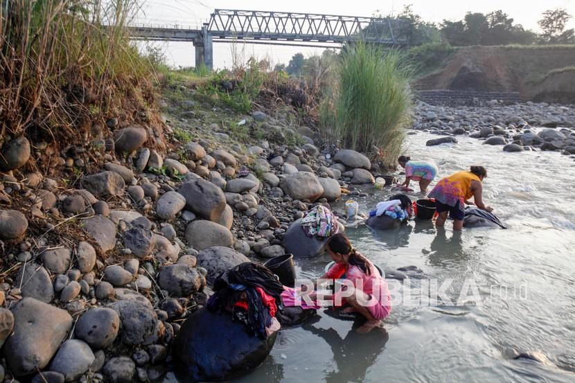 Warga mencuci pakaian di aliran Sungai Cipamingkis, ilustrasi. Seorang pemancing berinisial H (35 tahun) ditemukan meninggal dunia di aliran Sungai Cipamingkis, Desa Bendungan, Kecamatan Jonggol, Kabupaten Bogor pada Kamis (10/3/2022) pagi.