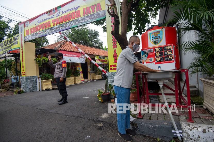 Warga mencuci tangan pada fasilitas yang disediakan di Kampung Tangguh Jaya RW 9, Johar Baru, Jakarta Pusat. Dosen Fakultas Ekonomi (FE) Universitas Negeri Medan (Unimed) Armin Rahmansyah Nasution mengatakan keberhasilan penanganan pandemi COVID-19 dan pemberian vaksin jadi kunci perbaikan ekonomi Indonesia pada 2021.