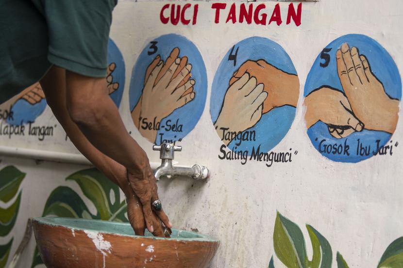 Warga mencuci tangan pada fasilitas yang disediakan di Kampung Tangguh Jaya RW 9, Johar Baru, Jakarta Pusat.