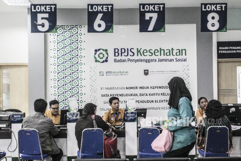 Warga mendaftar menjadi peserta Badan Penyelenggara Jaminan Sosial (BPJS) Kesehatan di Kantor Cabang BPJS Kesehatan Jakarta Selatan, Jumat (21/9). 