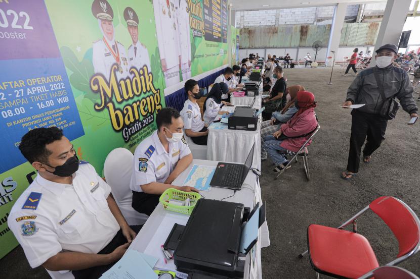 (ILUSTRASI) Warga mendaftar program mudik gratis di Kantor Dinas Perhubungan (Dishub) Provinsi Jawa Timur. 
