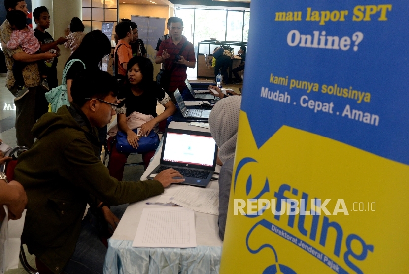 Warga mendaftar pajak melalui E-Filing dan E-Billing di Pojok Pajak salah satu mall di Jakarta Barat, Ahad (27/3). (Republika/Yasin Habibi)