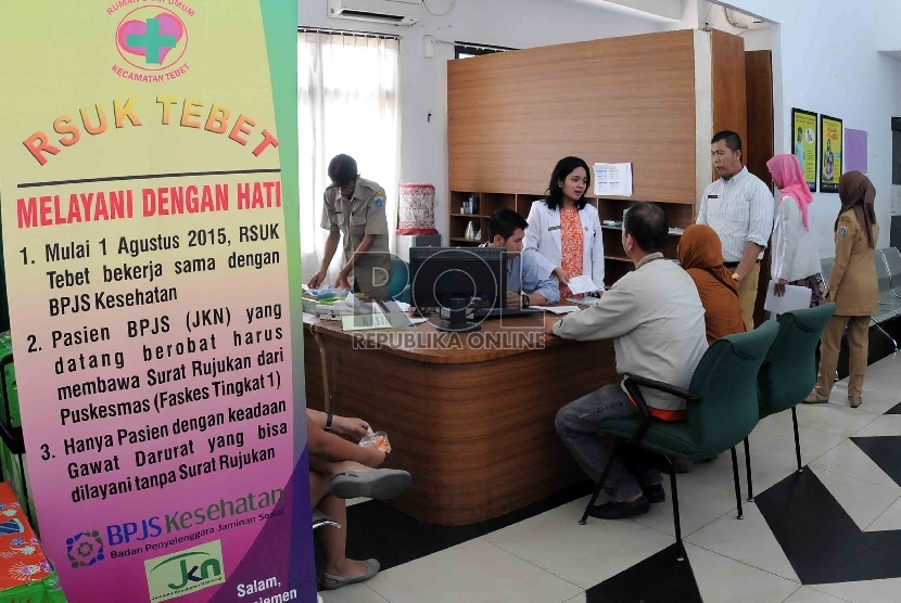 Warga mendaftar program Badan Penyelenggara Jaminan Sosial (BPJS) Kesehatan di Rumah Sakit Umum (RSU) Tebet, Jakarta, Rabu (5/8).