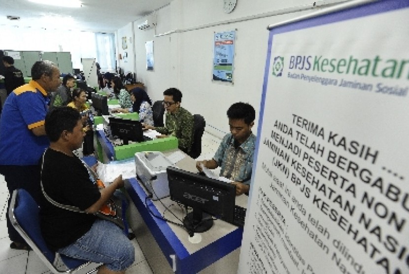   Warga mendaftar sebagai peserta BPJS Kesehatan perseorangan di kantor cabang BPJS Jakarta Timur, Selasa (20/1).