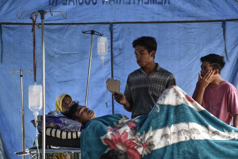 Warga mendapat perawatan di tenda pengungsian pascagempa di Desa Sembalun Bumbung, Kecamatan Sembalun, Selong, Lombok Timur, NTB, Ahad (29/7).