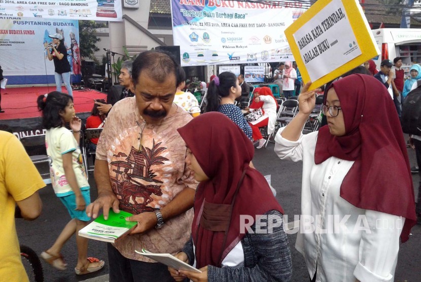 Warga mendapatkan buku gratis dalam rangka memperingati Hari Buku Nasional di di Car Free Day (CFD) Jl Ir H Djuanda, Kota Bandung (Ilustrasi)