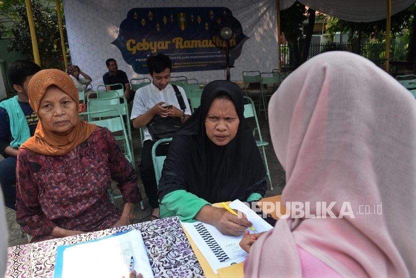   Warga mendapatkan layanan kesehatan gratis bersama Lazismu di halaman Masjid Al-Huda Pimpinan Cabang Muhammadiyah Tebet, Jakarta Selatan, Ahad (18/6). 