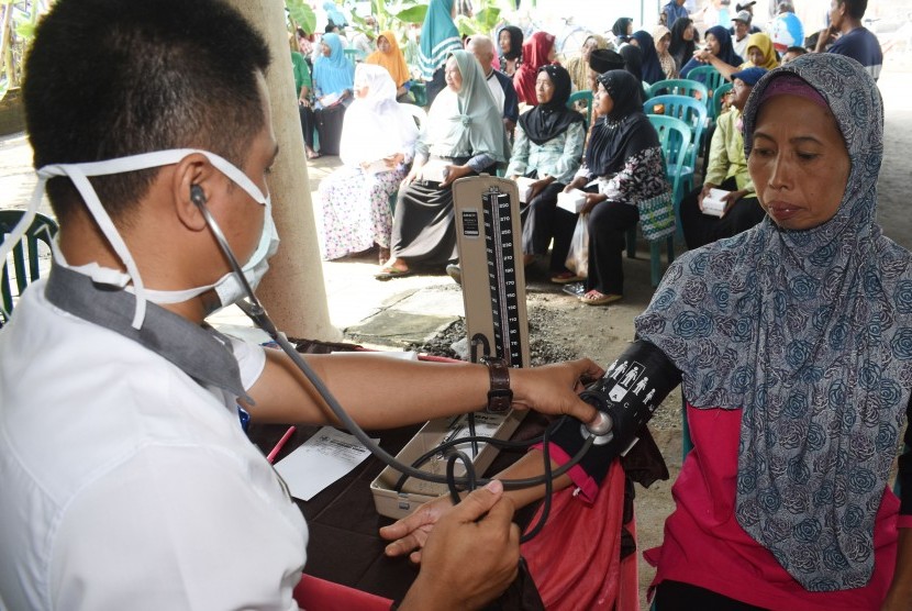 Warga mendapatkan layanan kesehatan gratis saat bakti sosial pengobatan massal gratis oleh Pemkab Madiun di Desa Kanung, Sawahan, Kabupaten Madiun, Jawa Timur, Rabu (20/2/2019).