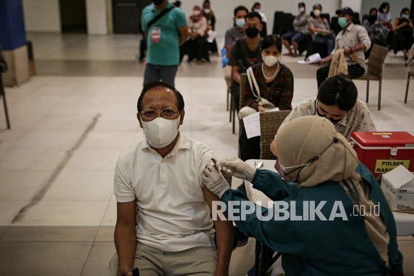 Warga mendapatkan suntikan vaksinasi COVID-19 di Mal Alam Sutera, Tangerang, Banten, Kamis (24/2/2022). Menteri Kesehatan Budi Gunadi Sadikin meminta masyarakat lanjut usia di atas 60 tahun dan tenaga kesehatan untuk segera mendapatkan dosis penguat (booster) kedua vaksin COVID-19.