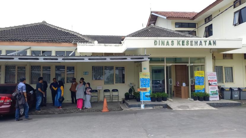 Warga mendatangi Kantor Dinkes Kota Tasikmalaya untuk mengadukan pelayanan salah satu klinik di wilayah Kecamatan Bungursari, Kota Tasikmalaya, Kamis (16/11/2023).
