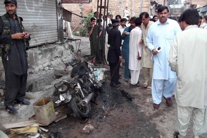 Warga mendatangi lokasi ledakan bom di Pakistan. (ilustrasi) 