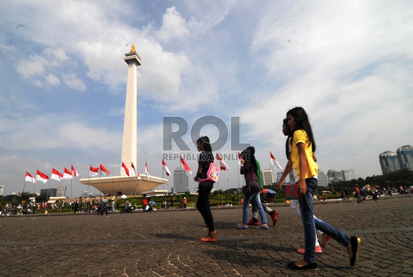  Warga mendatangi monumen nasional (Monas) untuk berwisata pada hari ke-2 lebaran di Jakarta, Jumat (9/8).  (Republika/Wihdan)