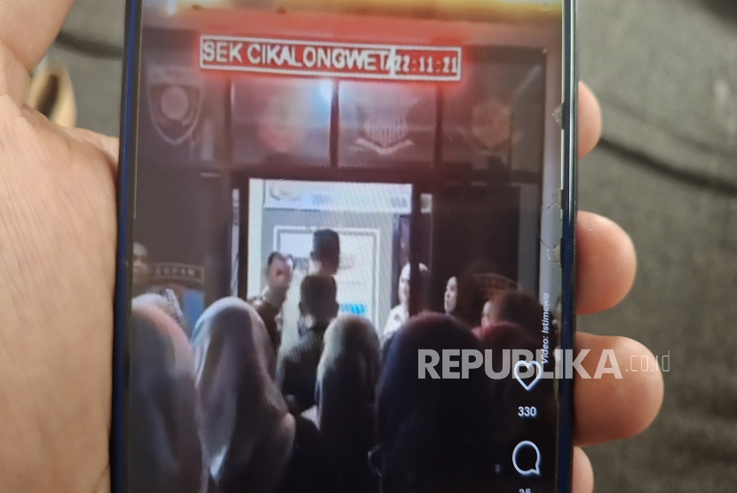 Warga Mendatangi Polsek Cikalongwetan, Kabupaten Bandung Barat. Mereka Melaporkan Terkait Dugaan Arisan Bodong.