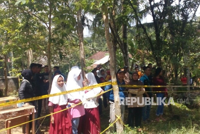 Warga mendatangi semburan air panas di Kampung Sindangrasa Desa Cigunung Kecamatan Parungponteng Kabupaten Tasikmalaya, Rabu (25/10). 