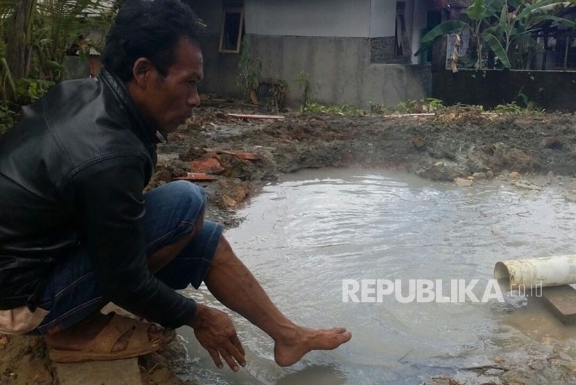 Semburan air panas di Kampung Sindangrasa Desa Cigunung Kecamatan Parungponteng Kabupaten Tasikmalaya, 