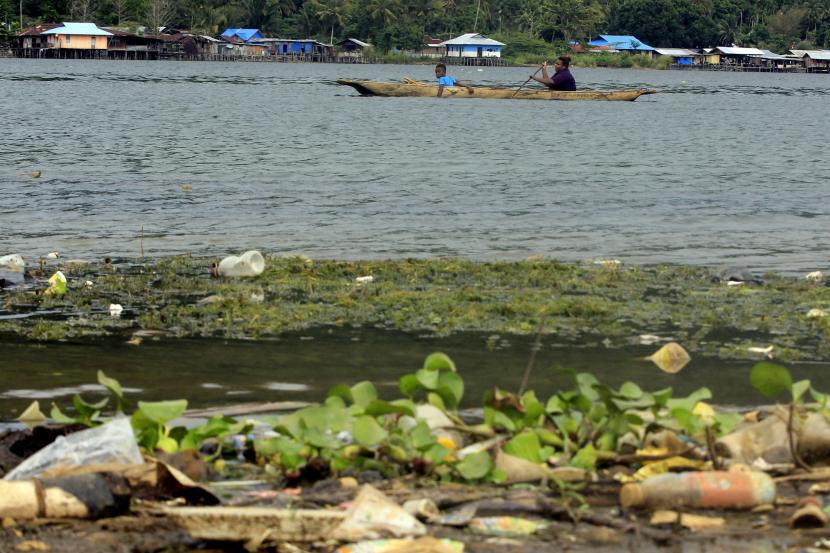 Warga mendayung perahu di Danau Sentani yang mengalami pendangkalan di Jayapura, Papua, Jumat (5/8/2022). Badan Pusat Statistik (BPS) Provinsi Papua mencatat perekonomian setempat tumbuh sebesar 14,38 persen selama kuartal II 2022 jika dibandingkan dengan kuartal yang sama 2021. 