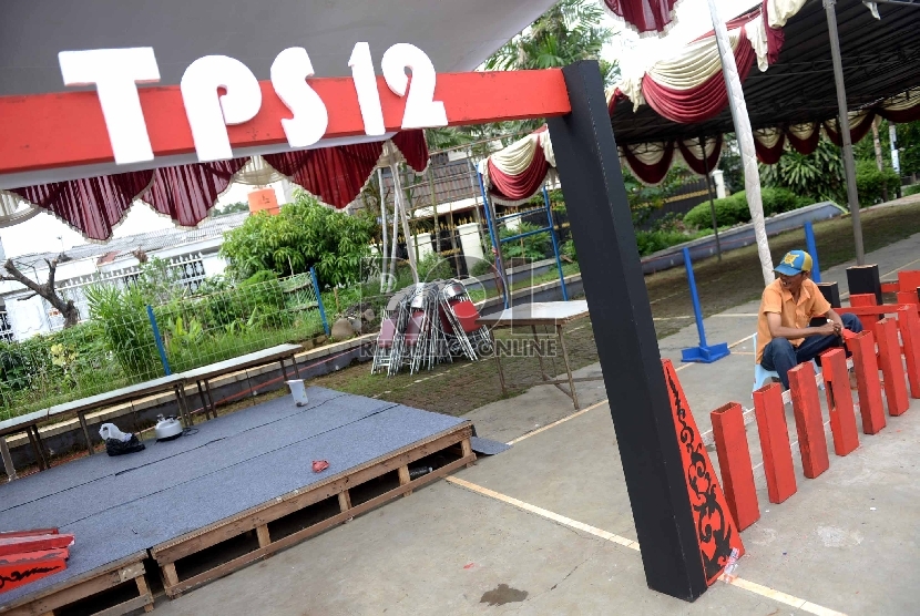 Warga mendirikan TPS 12 jelang Pilkada Serentak di Depok, Jawa Barat, Selasa (8/12).  (Republika/Wihdan)
