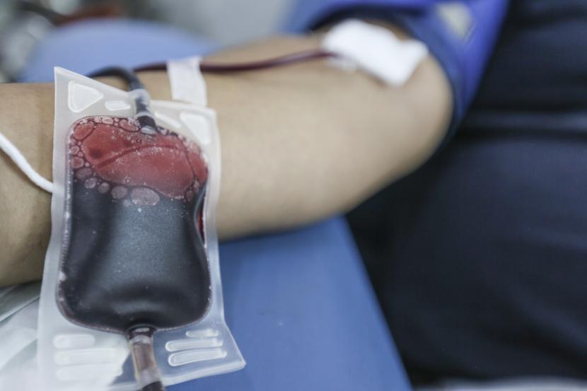 Warga mendonorkan darah di UTD PMI Depok, Depok, Jawa Barat. PMI Depok Siapkan Relawan 24 Jam Selama Libur Lebaran