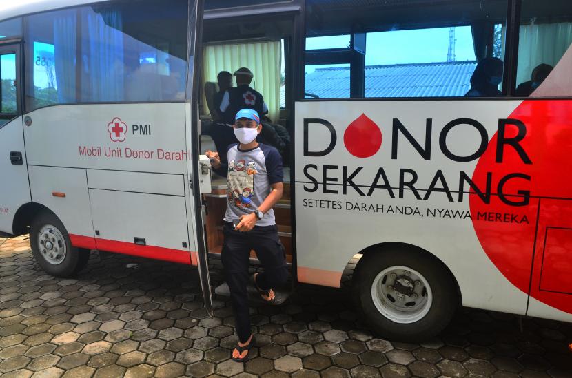 Warga mendonorkan darahnya di mobil unit donor darah Palang Merah Indonesia (ilustrasi)