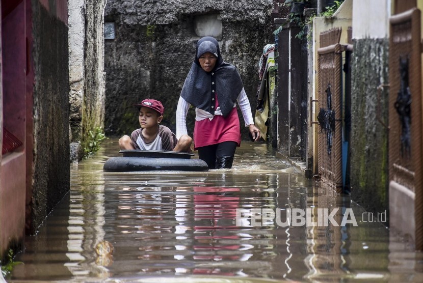 BPBD Jawa Barat menyatakan banjir menerjang Komplek Bumi Adipura, Gedebage, Bandung. Ilustrasi.
