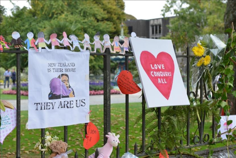 Warga menempatkan bunga di tugu peringatan sebagai penghormatan kepada para korban serangan teroris menyebabkan sedikitnya 50 orang tewas di Christchurch, di Selandia Baru pada 18 Maret 2019. 
