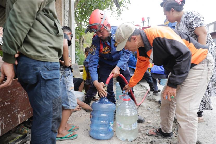  Warga menerima air bersih saat disalurkan setelah gempa berkekuatan 5,6 SR, di Cianjur (ilustrasi) 