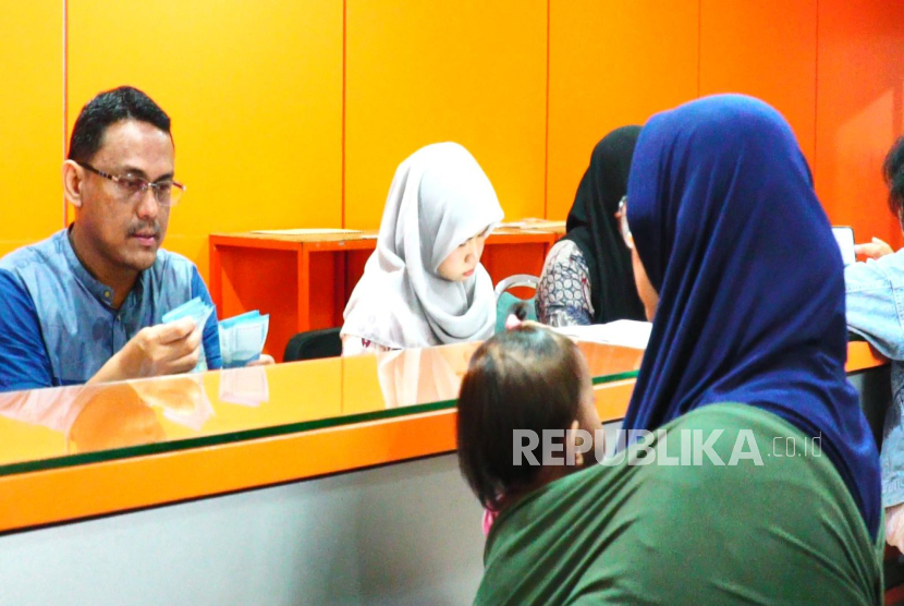 Warga menerima bantuan BLT Kesra.