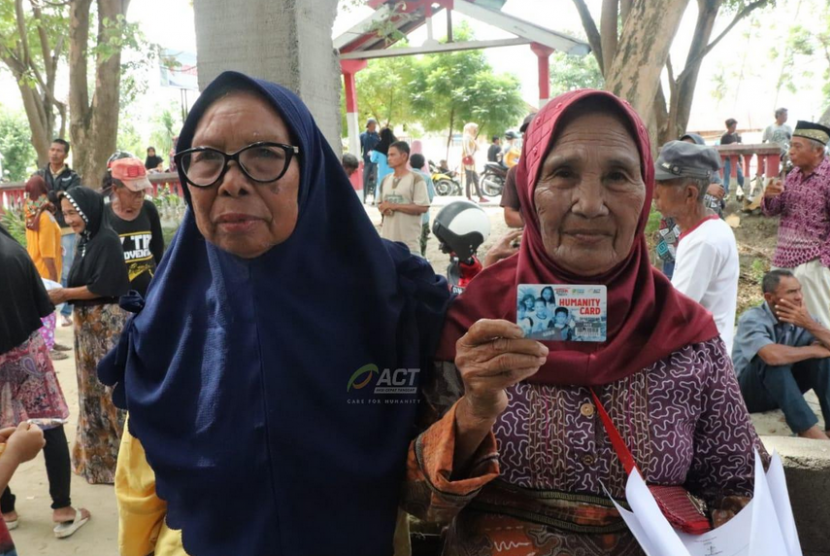 Warga menerima Humanitary Card dari ACT.