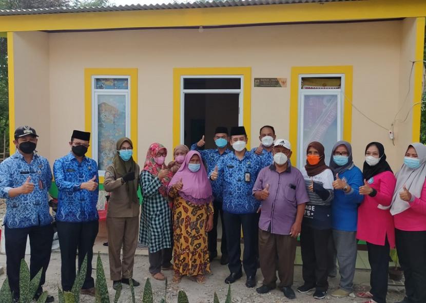 Warga menerima manfaat program bedah rumah di Kamal, Jakarta Barat.