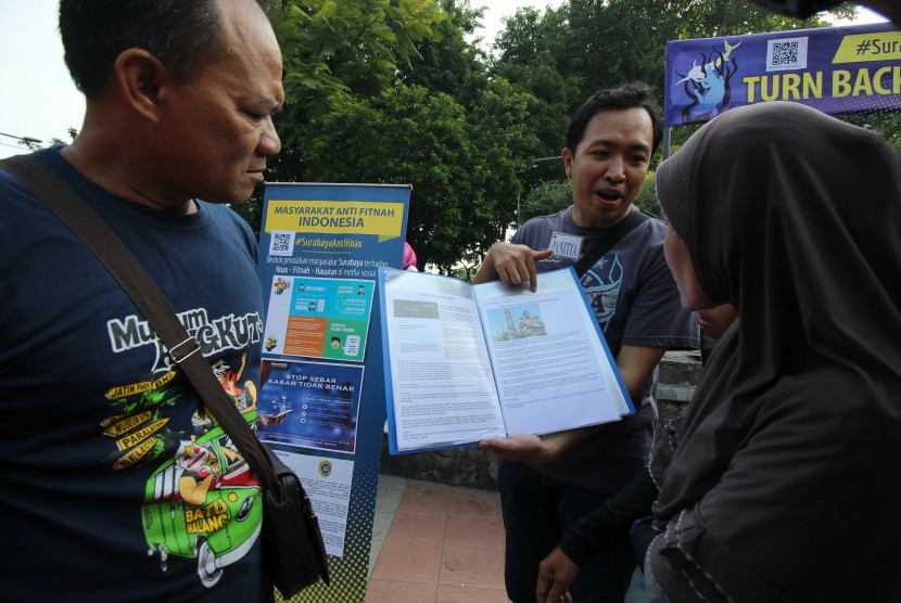 Warga menerima penjelasan tentang ciri-ciri konten 'hoax' (berita bohong) saat Deklarasi Masyarakat Surabaya Anti Hoax digelar di Surabaya, Jawa Timur, Minggu (8/1). 