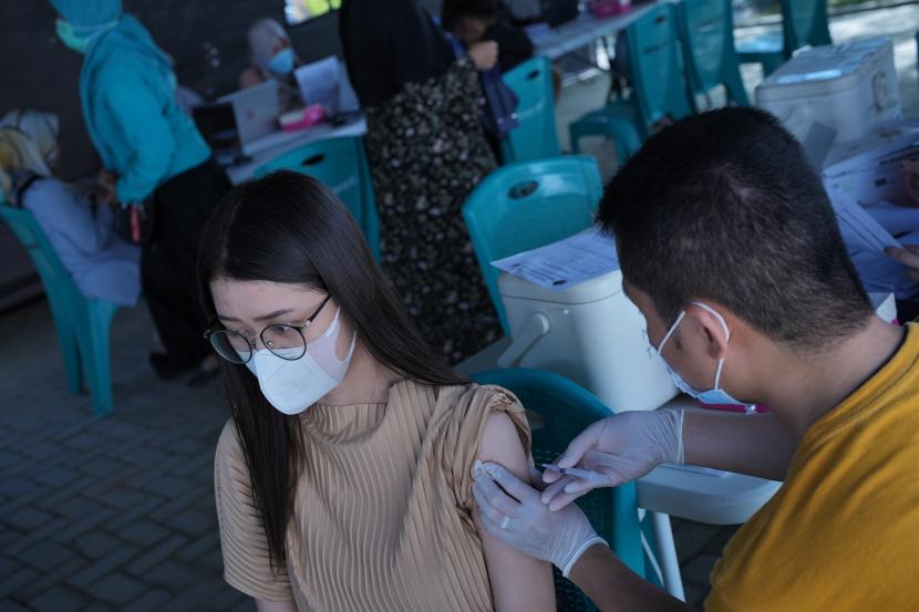 Warga menerima suntikan vaksin COVID-19 di RS Abu Nawas Kota Kendari, Kendari, Sulawesi Tenggara, Jumat (29/7/2022). Dinas Kesehatan Kota Kendari mencatat penerima vaksinasi COVID-19 dosis ketiga (booster) mencapai 43.361 jiwa dari sasaran sebanyak 265.147 orang. 