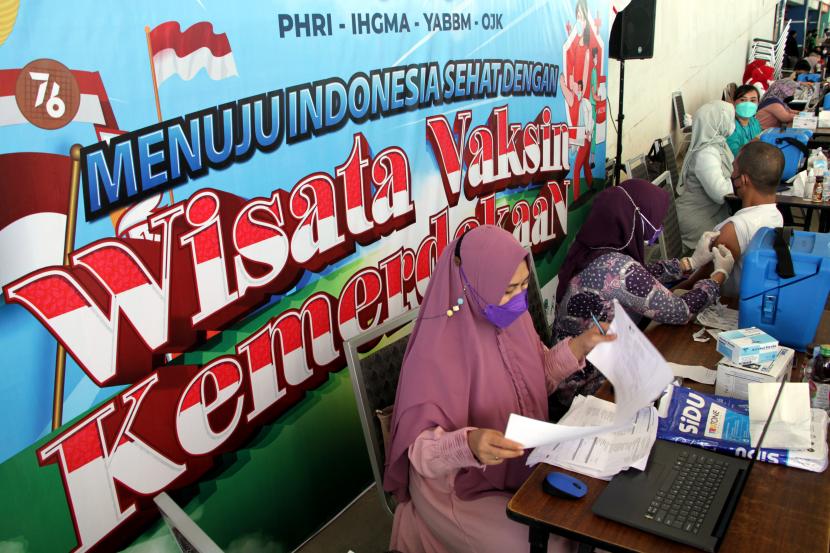 Warga menerima suntikan vaksin COVID-19 saat mengikuti Wisata Vaksin Kemerdekaan di Makassar, Sulawesi Selatan, Sabtu (21/8/2021). Kegiatan tersebut untuk mendukung program vaksinasi nasional sekaligus memperingati HUT Kemerdekaan ke-76 RI dengan memprioritaskan ibu hamil dan menyusui serta anak usia 12-17 tahun. 