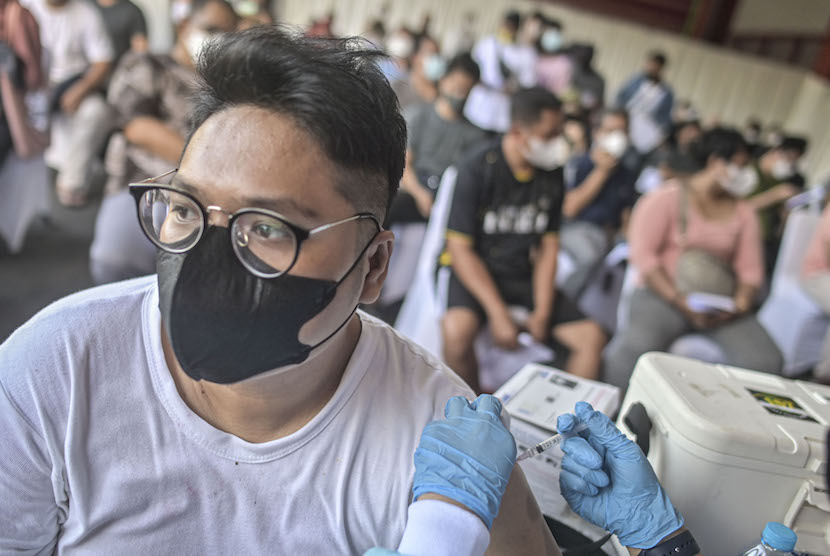 Warga menerima suntikkan vaksin Covid-19 booster di kawasan Gelora Bung Karno (GBK), Jakarta, Sabtu (2/4/2022). Dinas Kesehatan Provinsi DKI Jakarta, Dwi Oktavia, mengatakan, vaksinasi dosis pertama dan kedua serta booster di DKI terus dilakukan. 