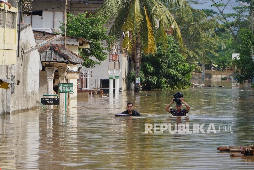  Warga menerobos banjir yang melanda perumahan Pondok Gede Permai, Jatiasih, Bekasi, Jawa Barat. (Dok Foto)