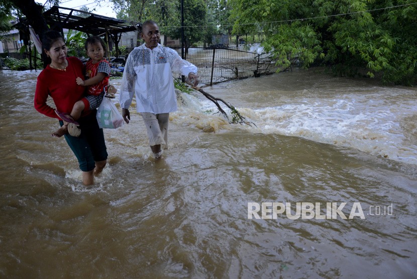 Warga menerobos banjir. Foto Ilustrasi