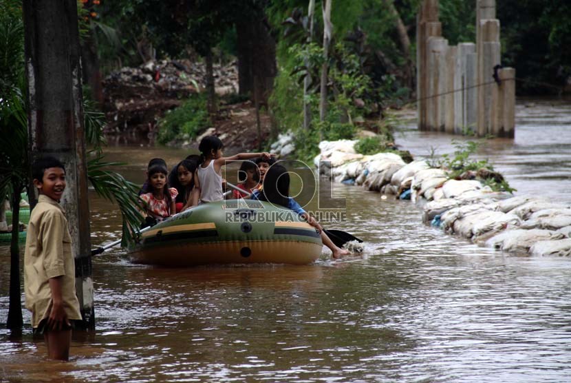  Warga menerobos banjir yang menggenangi kawasan Bukit Duri, Jakarta, Kamis (8/8).  (Republika/ Yasin Habibi)