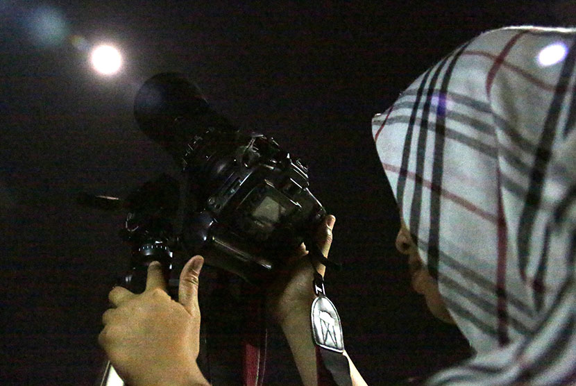 Warga mengabadikan gerhana bulan parsial di Banda Aceh, Aceh, Selasa (8/8).