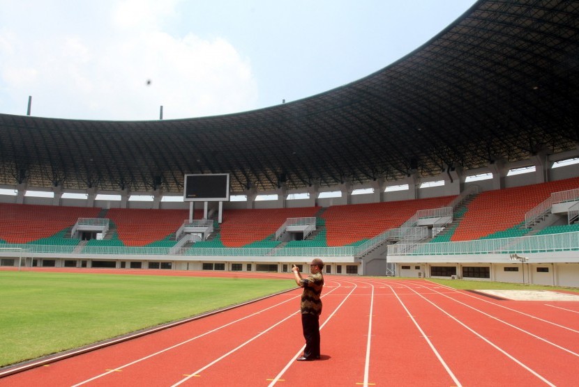 Warga mengabadikan kemegahan Stadion Pakansari, Cibinong, Kabupaten Bogor, Rabu (16/3).
