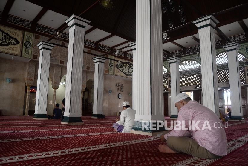  Warga mengaji di Masjid Luar Batang, Jakarta Utara.  (Republika/Yasin Habibi)